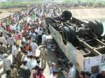 INDIA / Mueren al menos 26 personas al caer bus desde puente 